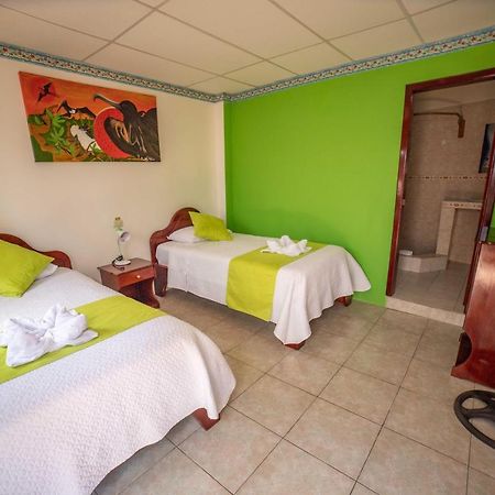 Hostal Gladismar Puerto Villamil Bagian luar foto