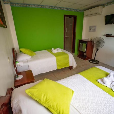 Hostal Gladismar Puerto Villamil Bagian luar foto