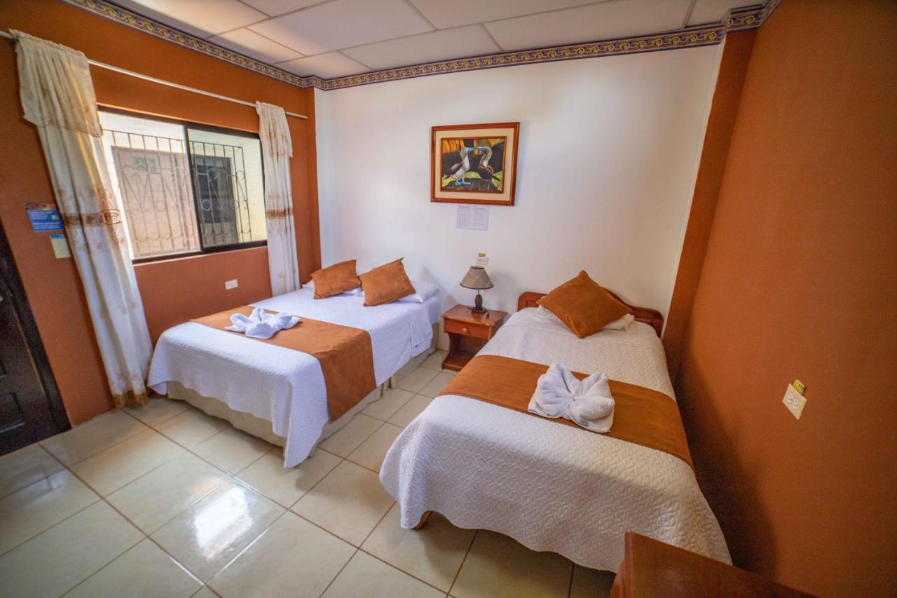 Hostal Gladismar Puerto Villamil Bagian luar foto