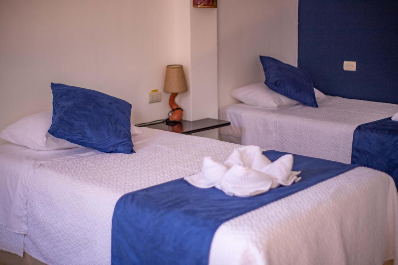 Hostal Gladismar Puerto Villamil Bagian luar foto