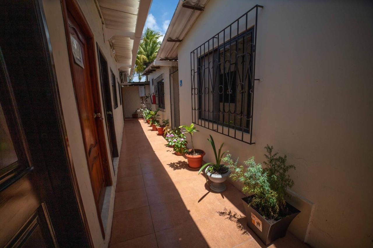 Hostal Gladismar Puerto Villamil Bagian luar foto
