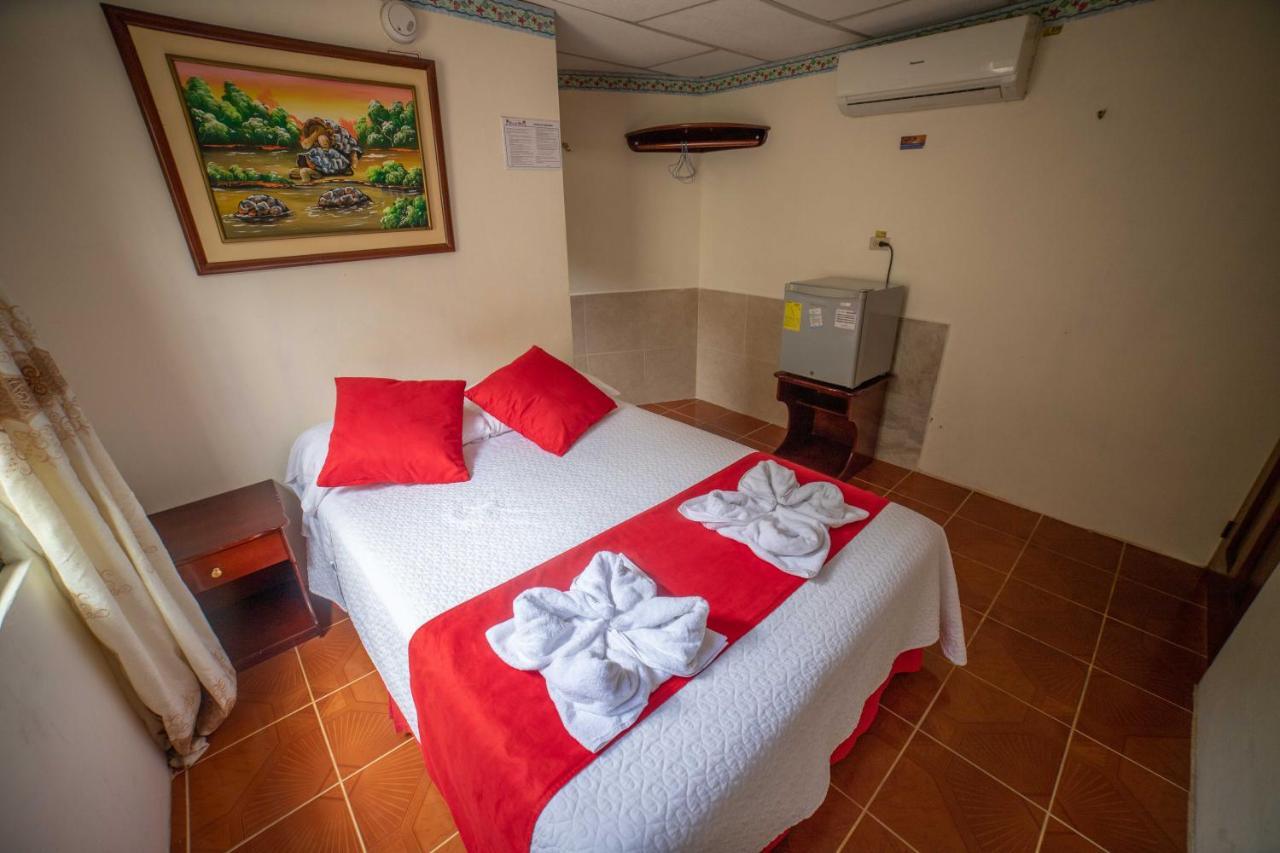 Hostal Gladismar Puerto Villamil Bagian luar foto