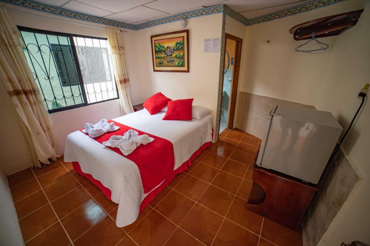 Hostal Gladismar Puerto Villamil Bagian luar foto